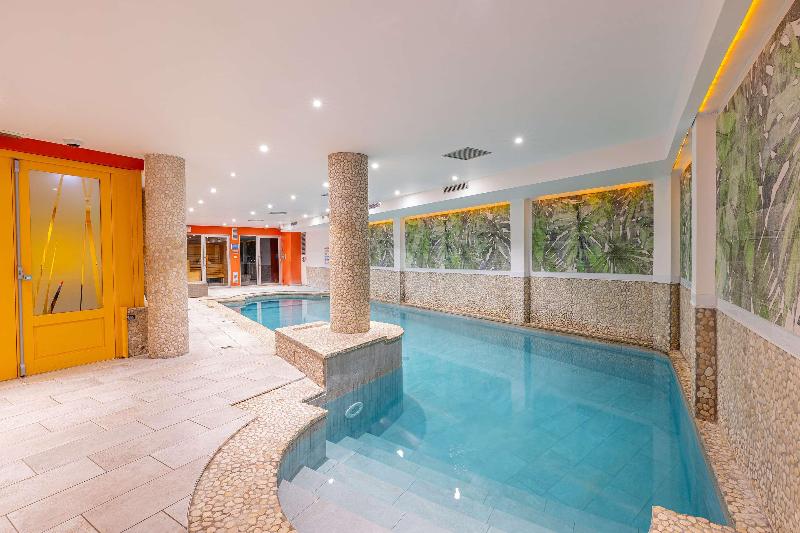 Urban Hotel Aix-les-Bains BW Signature Collection - Havuz