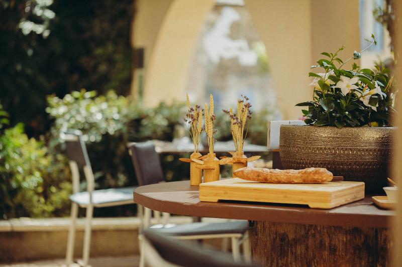 Auberge de Clochemerle Hôtel & Restaurant - Teras