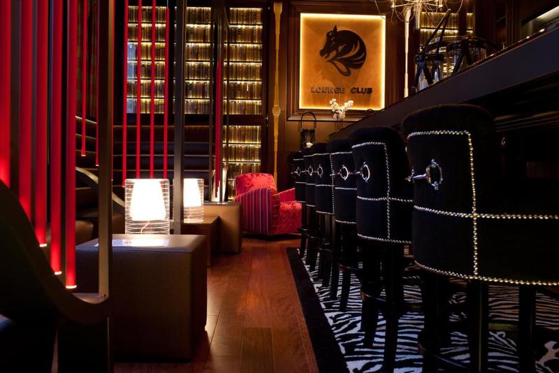 Drake Longchamp - Bar