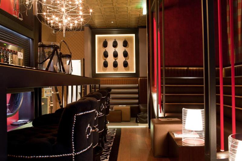 Drake Longchamp - Bar