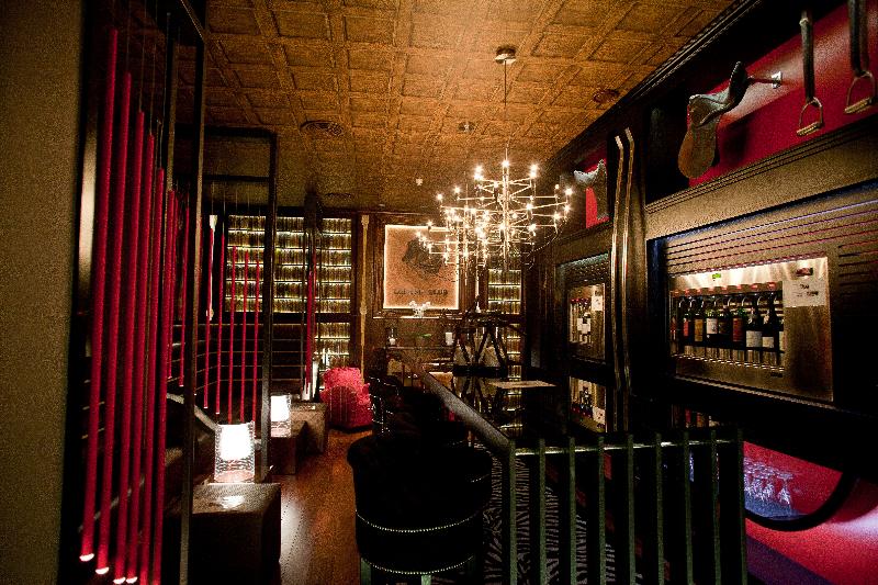 Drake Longchamp - Bar