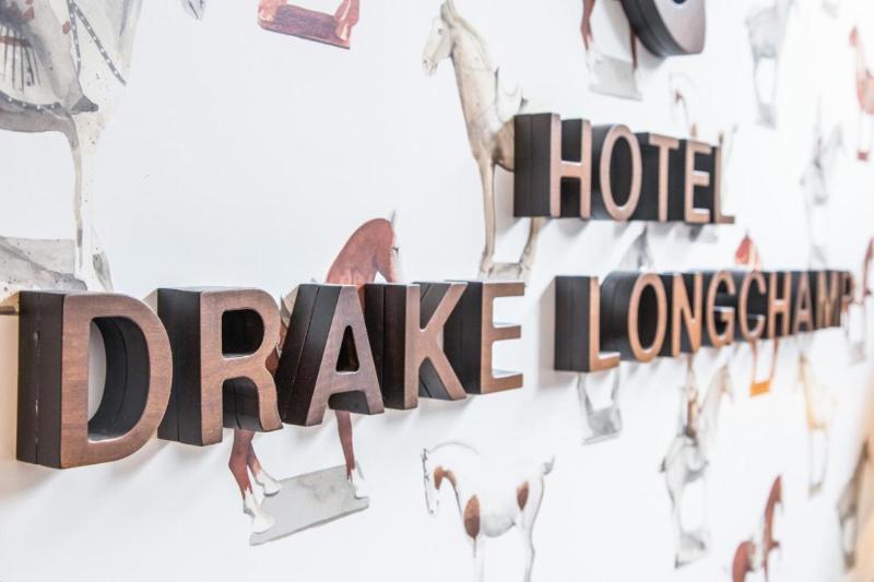 Drake Longchamp - Lobi