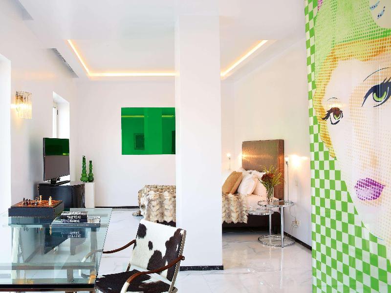 ATHENA, A Hotel to Live - Oda