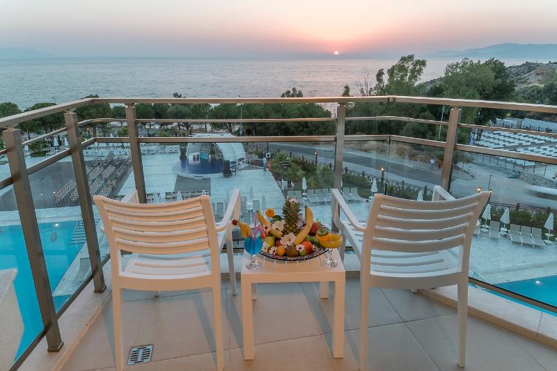 Ramada Resort By Wyndham Kusadasi - Oda
