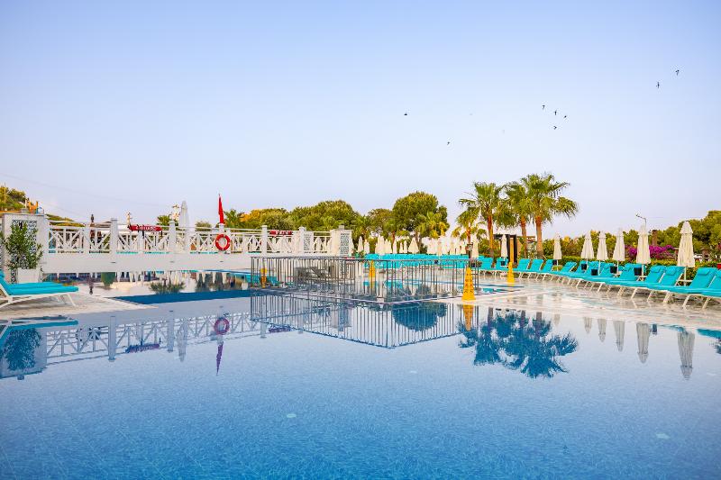 Ramada Resort By Wyndham Kusadasi - Havuz