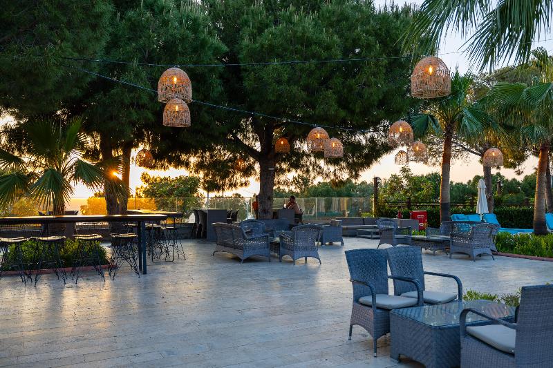 Ramada Resort By Wyndham Kusadasi - Teras
