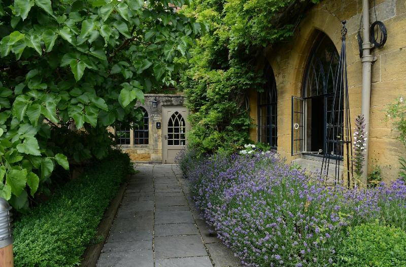 Manor House - Genel