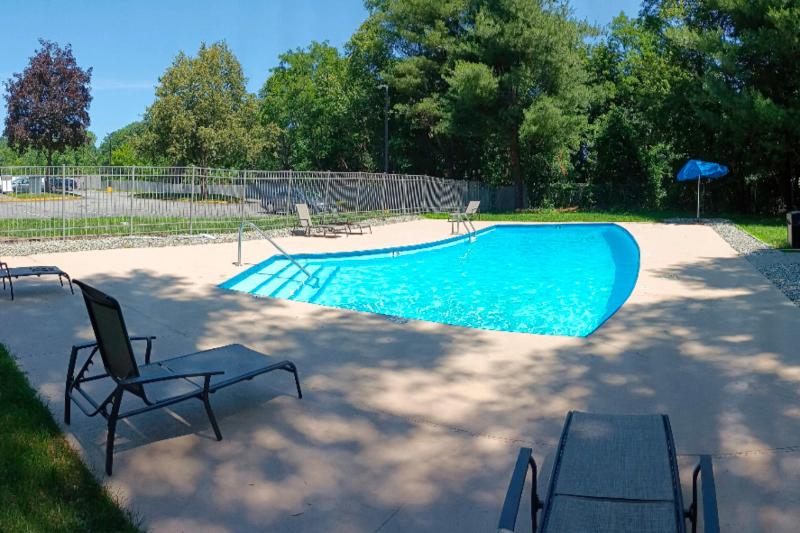 Quality Inn Spring Valley - Nanuet - Havuz