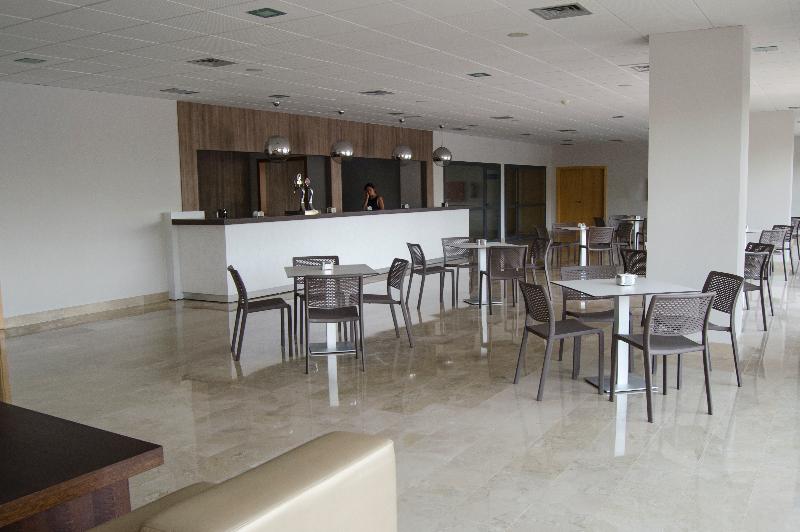 Adaria Vera - Bar