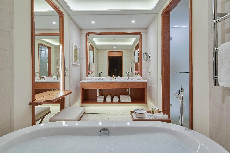Regent Porto Montenegro Hotel - Oda