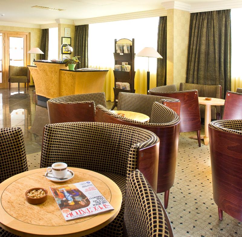 Crowne Plaza John Lennon Airport - Lobi