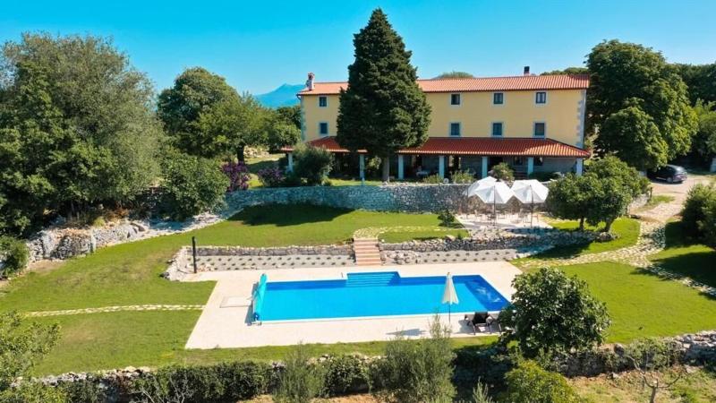 Villa Calussovo - Genel