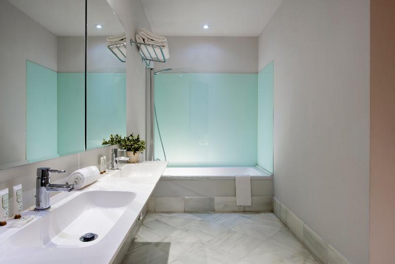 Suites Sevilla Plaza - Oda