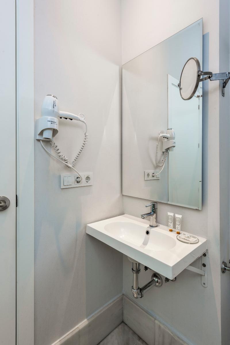 Suites Sevilla Plaza - Oda