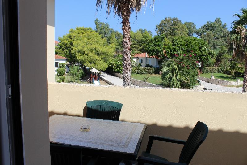 Elanthi Village Apartments - Teras