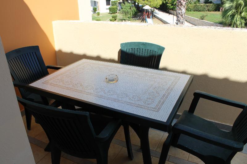 Elanthi Village Apartments - Teras