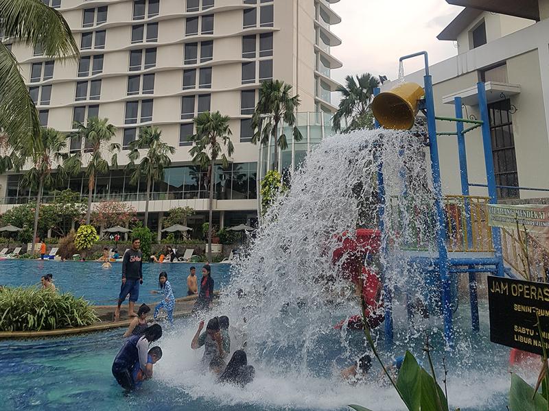 Hotel Santika Premiere Kota Harapan Indah - Havuz