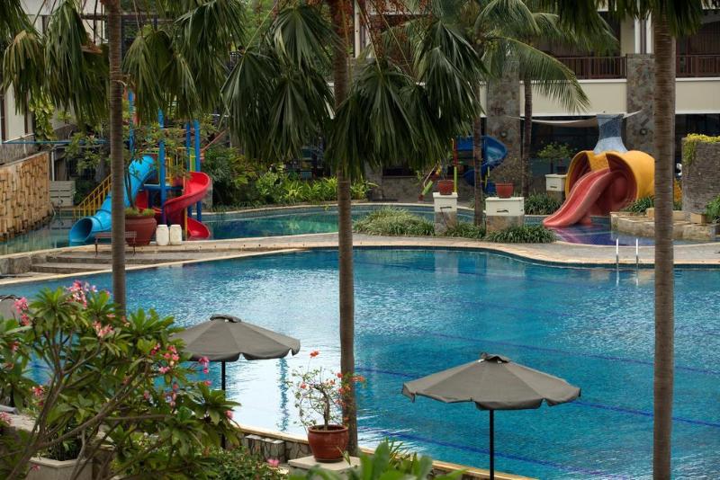 Hotel Santika Premiere Kota Harapan Indah - Havuz