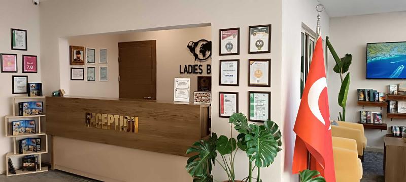 Ladies Beach Suite Hotel - Lobi