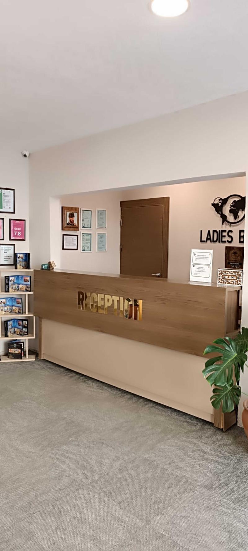 Ladies Beach Suite Hotel - Lobi