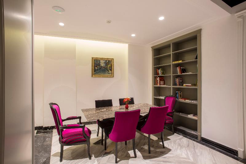 White Monarch Hotel - Lobi