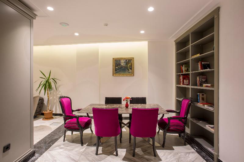 White Monarch Hotel - Lobi