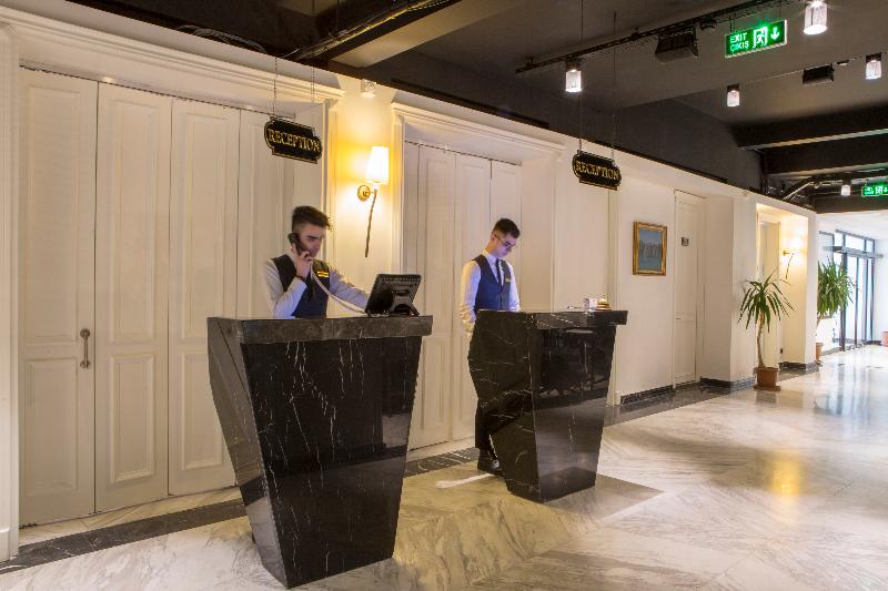 White Monarch Hotel - Lobi