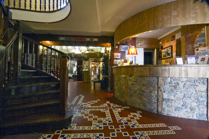 Logis Hotel Restaurant Chez Planes - Lobi