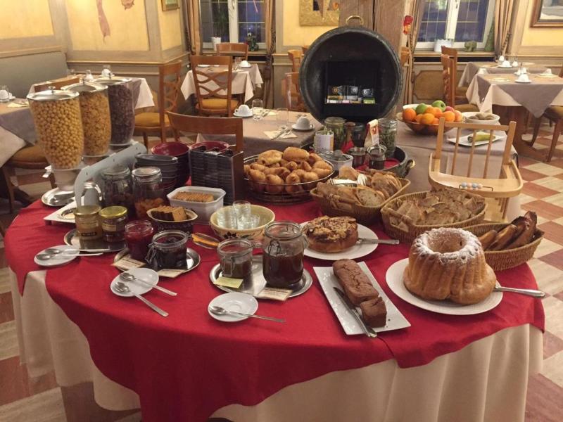 Logis Hotel Au Cerf D'Or - Lobi