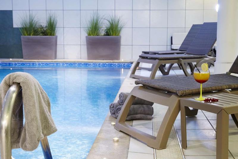 Best Western Au Cheval Blanc Mulhouse Nord - Havuz
