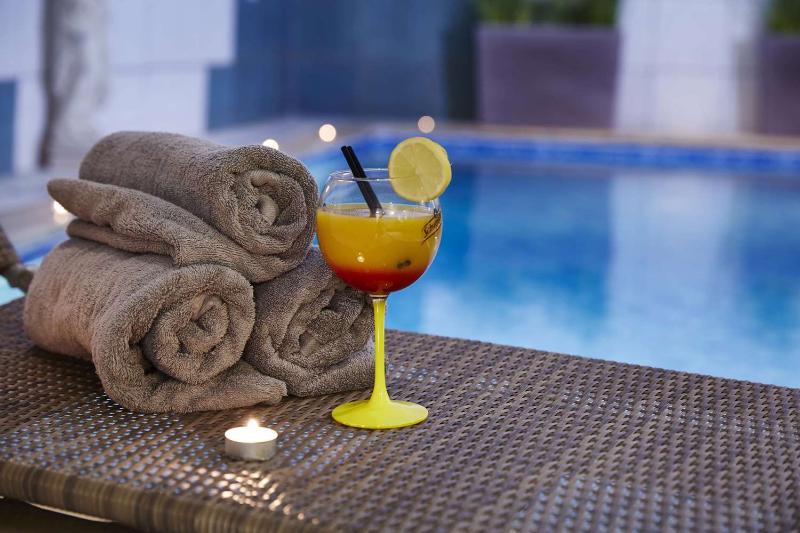 Best Western Au Cheval Blanc Mulhouse Nord - Havuz