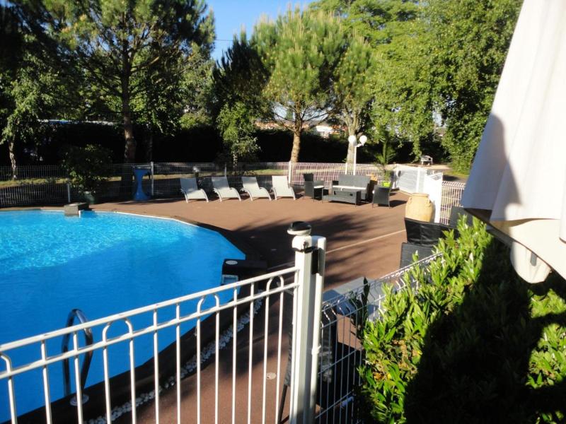 Logis Hotel les Charmilles - Havuz