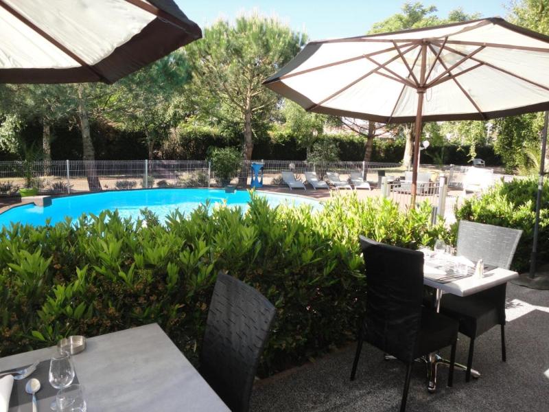 Logis Hotel les Charmilles - Havuz