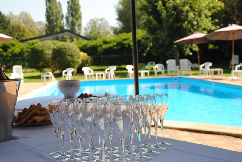 Le relais fleuri, Hotel & Restaurant Logis–Avallon - Havuz