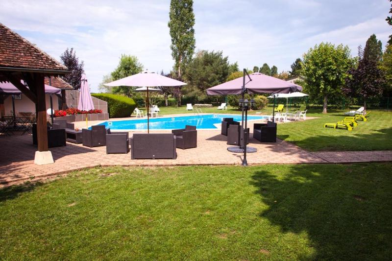 Le relais fleuri, Hotel & Restaurant Logis–Avallon - Havuz