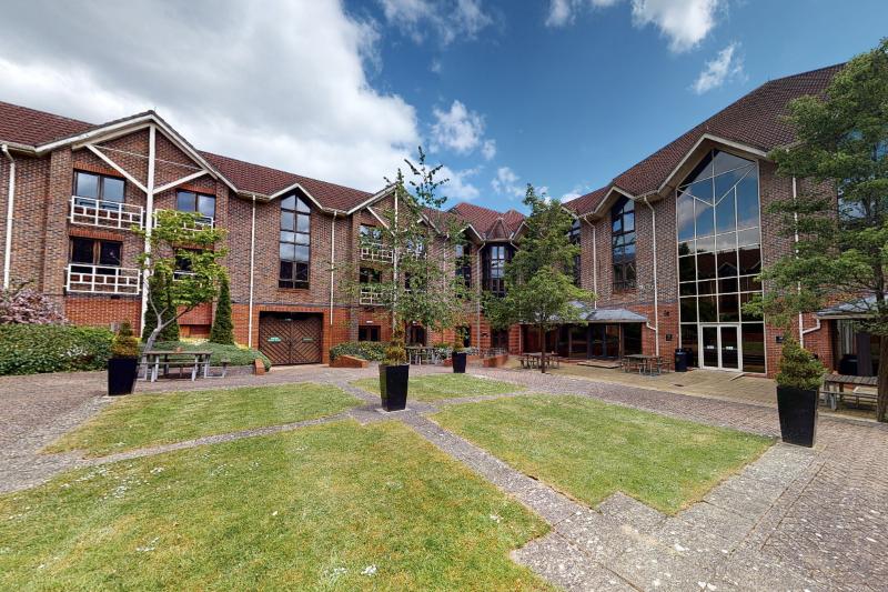 Village Hotel Swindon - Teras