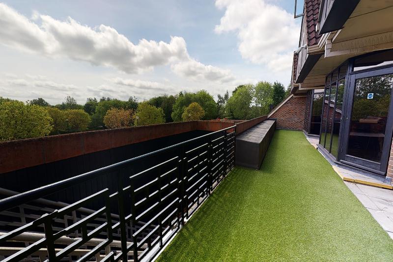 Village Hotel Swindon - Teras