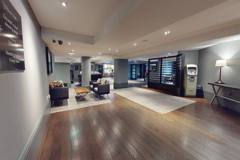 Village Hotel Manchester Cheadle - Lobi