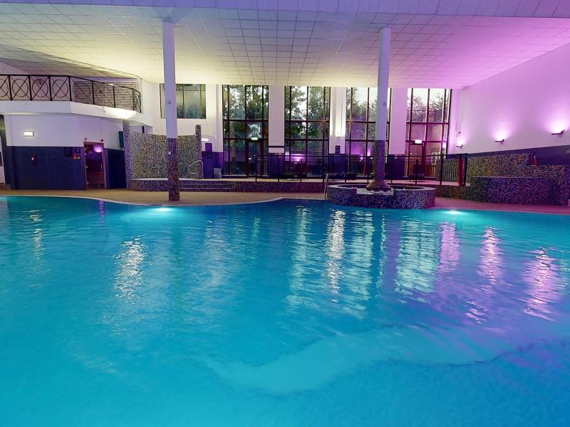 Village Hotel Leeds North - Genel