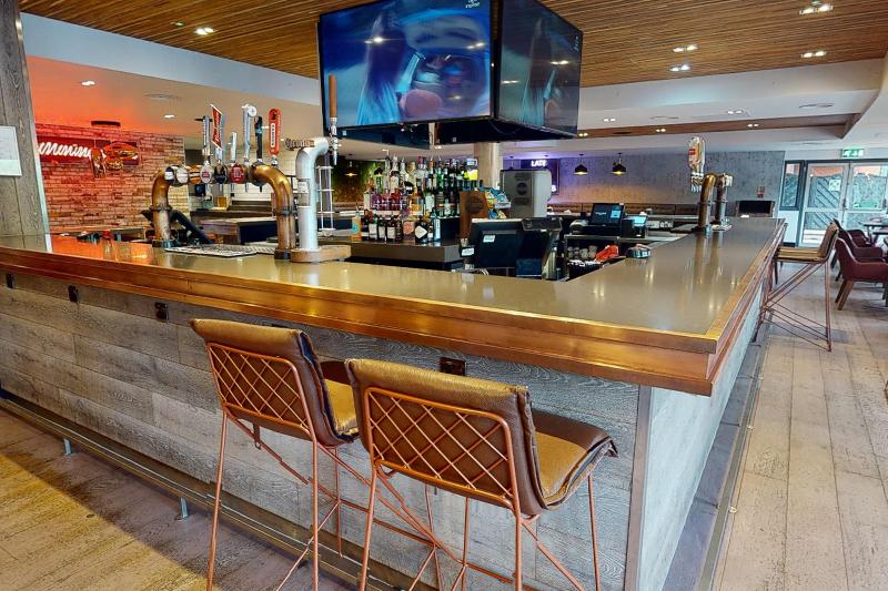 Village Hotel Cardiff - Bar