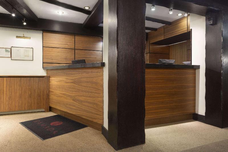 Ramada Crawley Gatwick - Lobi
