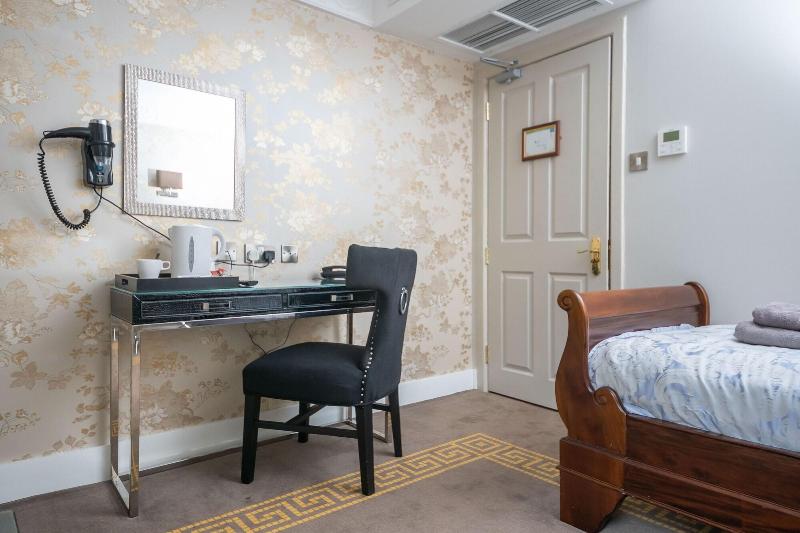 Manor House Hotel Guildford - Oda