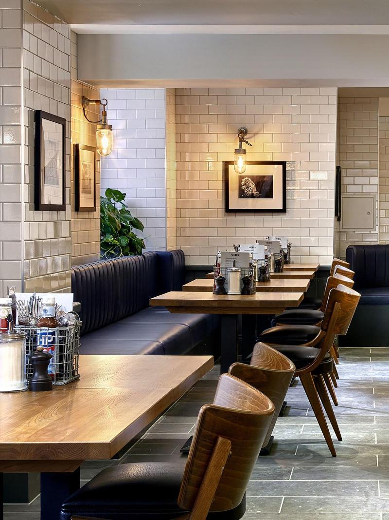 The George Hotel and Montys - Restoran