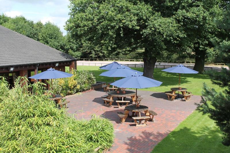 Oak Farm Hotel (M6 J12) - Teras