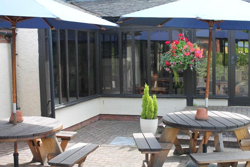 Oak Farm Hotel (M6 J12) - Teras