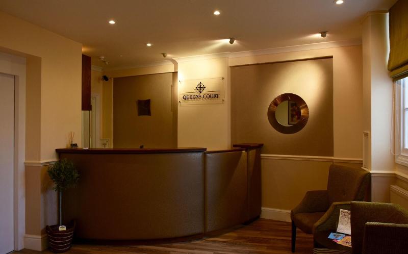 Queens Court Hotel - Lobi