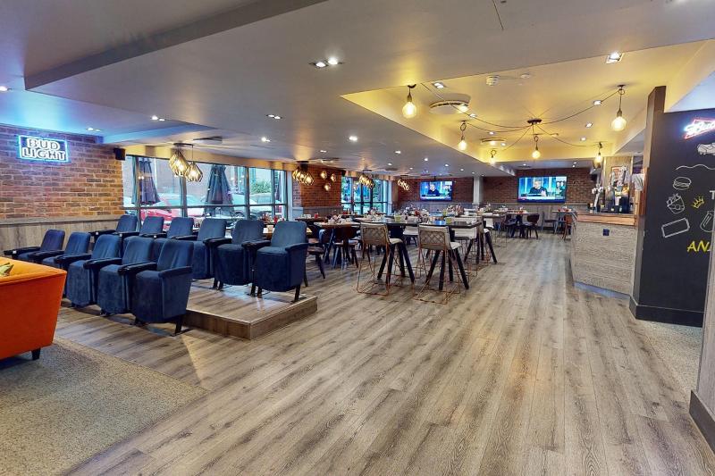 Village Hotel Swansea - Bar