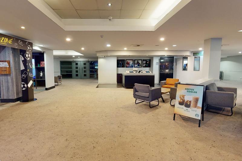 Village Hotel Swansea - Lobi