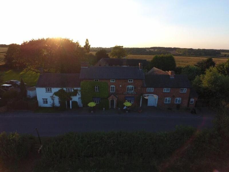 The Royal Arms Hotel - Genel