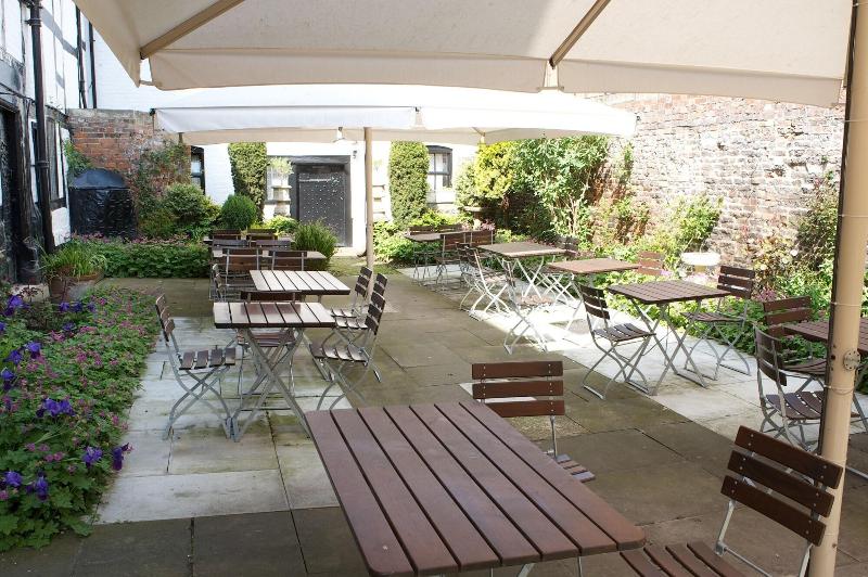 The Tudor House Hotel - Teras